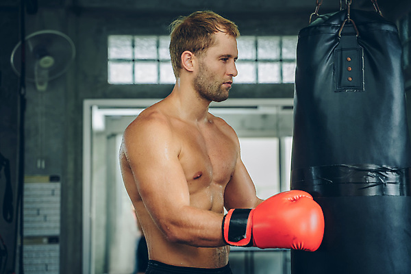 포토 JPG 해외이미지 백인 남자 스포츠 신체 모션 건강 한명 사람 성인 가로 운동 팔짱 미국 힘 경쟁 권투 활발 도전 분노 반지 킥 결심 보디빌딩 보디빌더 집중 연습 준비 체육관 싸움 근육질 공격적 킥복싱 카피스페이스 해외포토 서양인 1 감정 컨셉 북아메리카 장신구 근육 헬스 격투기 공백 몸매 파일형식 이미지허브
