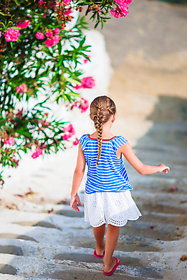 포토 JPG 해외이미지 주간 전신 여자 꽃 어린이 휴식 한명 소녀 야외 뒷모습 여름 여름휴가 바캉스 걷기 계단 풀잎 미코노스섬 소녀한명만 해외포토 자연요소 식물 1 계절 뷰포인트 섬 컨셉 잎 모션 휴가 사람 풀_식물 그리스 여자한명만 소녀만 파일형식 여름_계절 이미지허브