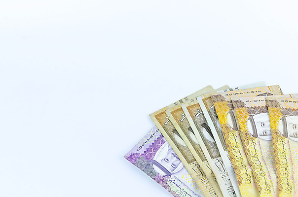 포토 JPG 해외이미지 손 종이 백그라운드 컨셉 지폐 돈 비즈니스 성공 사람없음 금융 경제 쪽지 저축 흰색 잡기 만 시장 재산 중앙 왕 무역 주기 투자 아라비아 기부 계산서 사우디아라비아 월급 대출 고립 아랍어 왕국 해외포토 산업 컬러 중동 모션 신체부위 파일형식 이미지허브