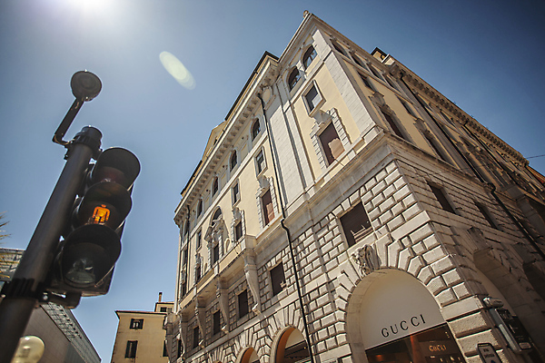 포토 JPG 해외이미지 주간 로우앵글 유럽풍경 하늘 유럽건축 사람없음 야외 건물 햇빛 이탈리아 신호등 명품샵 해외포토 자연요소 건축물 유럽 뷰포인트 서양건축 풍경 태양 파일형식 이미지허브