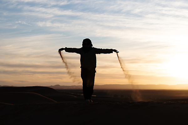 포토 JPG 해외이미지 라이프스타일 여자 행복 실루엣 모래 백그라운드 하늘 휴가 건강 사람 사람없음 야외 여름 태양 점프 일몰 기쁨 자유 흥분 사하라 해외포토 자연요소 계절 감정 컨셉 모션 아프리카 촬영기법 생활 노을 사막 파일형식 이미지허브
