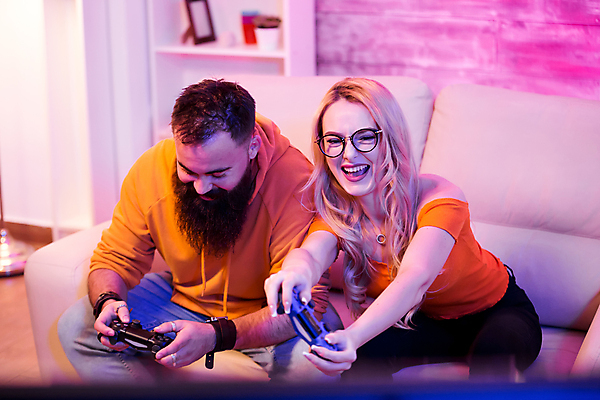 포토 JPG 해외이미지 커플 여자 남자 데이트 함께함 실내 들기 앉기 상반신 성인 취미 두명 앞모습 소파 경쟁 게임 게임기 집중 즐거움 게이머 프로게이머 성인만 안경낌 해외포토 직업 감정 안경 뷰포인트 컨셉 의자 관계 모션 놀이 사람 내부 파일형식 이미지허브