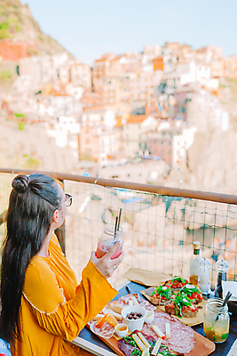 포토 JPG 해외이미지 주간 여자 한명 들기 상반신 성인 야외 옆모습 아웃포커스 울타리 식사 이탈리아 브런치 성인여자한명만 해외포토 자연요소 1 유럽 뷰포인트 모션 촬영기법 사람 담장 여자한명만 성인여자만 파일형식 이미지허브