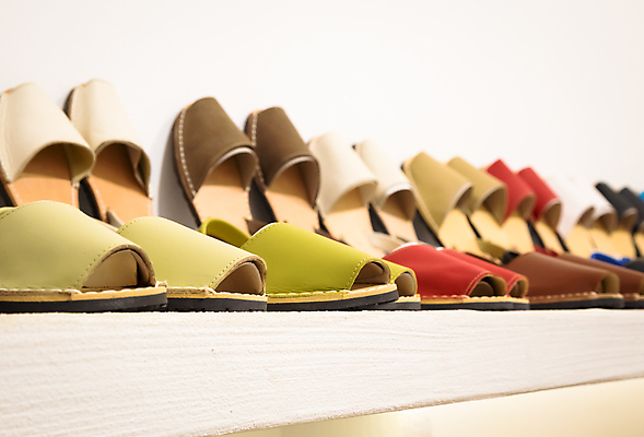 포토 JPG 해외이미지 라이프스타일 디자인 옷 여자 남자 문화 신발 휴식 사람없음 빨간색 초록색 여름 파란색 쇼핑 청춘 운동 갈색 유행 걷기 상점 회색 흰색 오픈 쌍 스페인 우아함 구매 샌들 작음 가죽 땀 펑키 양발 터키석 안락 해외포토 계절 유럽 컬러 컨셉 모션 건강 사람 생활 크기 보석 파일형식 이미지허브