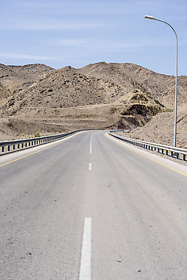 포토 JPG 해외이미지 도로 길 모래 여행 자동차 자연 하늘 휴가 전등 산 건조 풍경 사람없음 야외 태양 골짜기 계곡 사막 탐험 바위 거친 중앙 언덕 아라비아 동쪽 일반 내추럴 깊이 선로 오지 원정 지질학 해외포토 자연요소 교육 육상교통 교통시설 조명 돌_바위 방향 생태계 파일형식 이미지허브