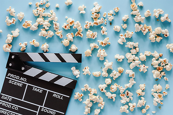 포토 JPG 해외이미지 실내 사람없음 클래퍼보드 영화 파란배경 팝콘 영화소품 해외포토 백그라운드 문화예술 내부 파란색 오브젝트 파일형식 이미지허브