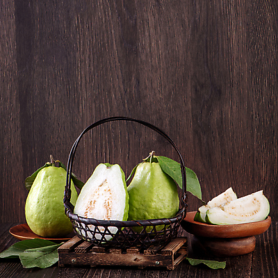 포토 JPG 해외이미지 과일 단면 실내 사람없음 바구니 담기 슬라이스 과일조각 구아바 나무받침 나무접시 나무배경 해외포토 접시 조각 백그라운드 모션 내부 목재 받침대 열대과일 파일형식 이미지허브