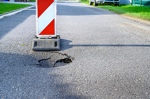 포토 JPG 해외이미지 도로 교통시설 표면 거리 경고 안전 사람없음 줄무늬 블록 손상 운전 판넬 구멍 고속도로 떨어짐 냄비 위험 플라스틱 바리케이드 장애물 사건 경계 싱크대 사인 신호 도로표지판 보험 유지 경보 길가 깨짐 주목 주장 콘크리트 해외포토 길 교통 컨셉 무늬 모션 재질 표지판 솥 개수대 시설 파일형식 이미지허브