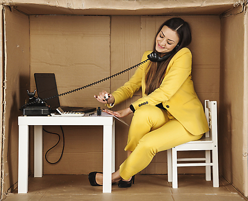 포토 JPG 해외이미지 전신 백인 여자 의자 탁자 한명 앉기 성인 옆모습 노트북 상자 사무실 업무 비즈니스우먼 전화기 갇힘 답답함 성인여자한명만 해외포토 서양인 1 뷰포인트 가구 비즈니스 모션 사람 전자제품 작업 직장인 감각 여자한명만 성인여자만 파일형식 이미지허브