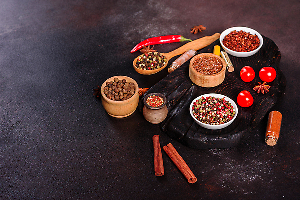 포토 JPG 해외이미지 백그라운드 잎 재료 고추 탁자 파프리카 건조 마늘 요리 씨앗 동양인 사람없음 빨간색 초록색 컬러풀 주방 숟가락 검은색 어둠 양념 조미료 사발 고수 맛 가루 인도인 허브 메뉴 유기농 매움 아로마 소금 향 레시피 후추 카레 생강 바질 로즈메리 시나몬 강황 해외포토 외국인 식물 웰빙 음식 컬러 가구 컨셉 채소 식재료 수저 인종 사기그릇 향신료 향미료 파일형식 이미지허브