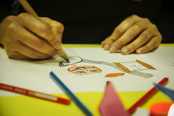 포토 JPG 해외이미지 손 색연필 들기 신체부위 그리기 소프트포커스 해외포토 모션 학용품 촬영기법 사람 파일형식 이미지허브