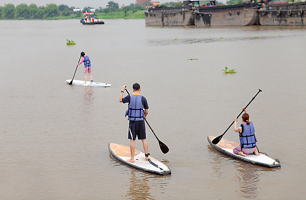 포토 JPG 해외이미지 라이프스타일 스포츠 파도 바다 여행 자연 휴가 휴식 건강 사람 사람없음 야외 물 강 침묵 젖음 자유 수상스포츠 서핑보드 서핑 카약 서퍼 열광 발목 해외포토 자연요소 컨셉 발 운동선수 생활 소리 보드_스포츠 생태계 파일형식 이미지허브