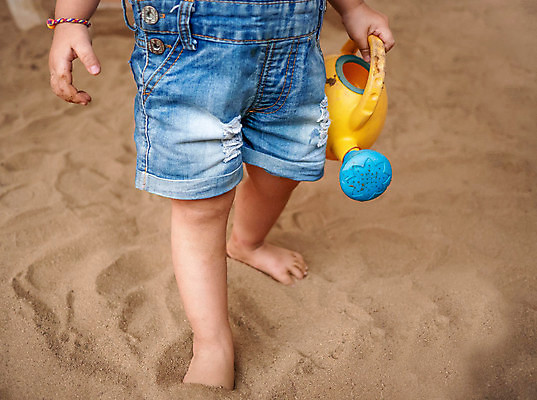 포토 JPG 해외이미지 백인 라이프스타일 공원 여자 교육 행복 감정 어린이 모래 신체 가족 맨발 발 자연 놀이 휴가 기술 건강 동양인 사람없음 야외 장난감 뷰티 걷기 물뿌리개 놀이터 플라스틱 개발 걸음마 해외포토 서양인 공공시설 관계 모션 재질 사람 인종 생활 신체부위 생태계 파일형식 이미지허브
