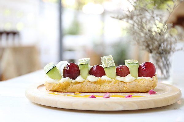 포토 JPG 해외이미지 디저트 실내 사람없음 아웃포커스 체리 달콤 멜론 나무접시 슈크림 프랑스음식 에클레어 해외포토 접시 음식 과일 서양음식 촬영기법 내부 맛 크림 파일형식 이미지허브