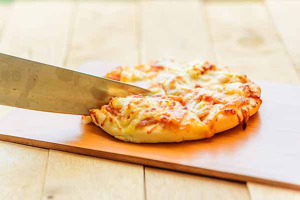 포토 JPG 해외이미지 종이 음식 조각 토마토 채소 탁자 피망 치즈 주택 피자 패스트푸드 요리 사람없음 목재 주방 식당 정원 식사 저녁식사 버섯 이탈리아 껍질 신선 뜨거움 달콤 맛 정크푸드 폐기물 굽기 먹기 허브 속도 올리브 햄 반죽 점심식사 모짜렐라치즈 짠맛 페퍼로니 피자집 하와이인 해로움 핸드메이드 해외포토 외국인 나무 식물 열매 유럽 가구 컨셉 재료 모션 유제품 서양음식 육류 건물 상점 소시지 인스턴트 쓰레기 구이 파일형식 이미지허브