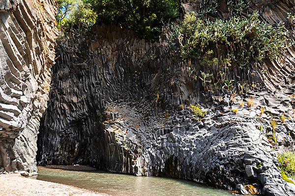 포토 JPG 해외이미지 나무 식물 공원 호수 벽 여행 자연 산 풍경 사람없음 야외 초록색 물 강 환경 골짜기 계곡 이탈리아 폭포 회색 흐름 가을 바위 흰색 개울 지중해 화산 좁은 용암 내추럴 지질학 터키석 현무암 해외포토 자연요소 계절 공공시설 교육 유럽 바다 컬러 컨셉 돌_바위 보석 생태계 화산암 파일형식 이미지허브
