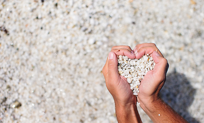 포토 JPG 해외이미지 손 모래 사랑 야외 신체부위 기쁨 조약돌 하트 손하트 움켜쥠 해외포토 모양 감정 모션 사람 손짓 돌_바위 파일형식 이미지허브