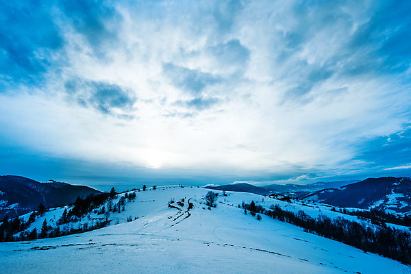 포토 JPG 해외이미지 나무 계절 유럽 여행 백그라운드 겨울 자연 하늘 날씨 휴가 산 안테나 풍경 사람없음 목재 초록색 햇빛 태양 환경 냉동 얼음 추위 안개 흰색 나뭇가지 소나무 눈송이 떨어짐 저녁 숲 12월 연도 서리 상록수 전나무 내추럴 넘어짐 드론 폭설 가문비나무 해외포토 자연요소 식물 나라 컬러 컨셉 재료 통신 모션 눈_날씨 날짜 야간 자연재해 생태계 파일형식 이미지허브
