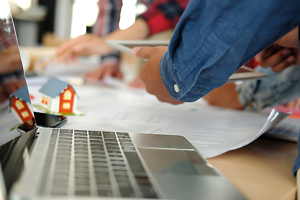 포토 JPG 해외이미지 직업 손 디자인 남자 종이 비즈니스 건축양식 부동산 주택 직장 안전 사람 사람없음 내부 건물 컴퓨터 사무실 공책 작업 엔지니어 재산 계획 안전모 헬멧 토론 디자이너 책상 측정 그림 청사진 공학 리빙 진짜 프로젝트 해외포토 건축물 교육 건축 가구 컨셉 회사 문구용품 신체부위 금융 전자제품 기술자 안전장비 보호장비 파일형식 이미지허브