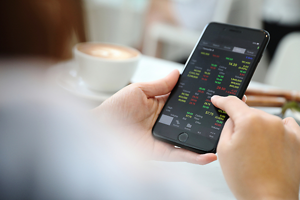 포토 JPG 해외이미지 서양인 손 여자 그래프 한명 들기 상반신 성인 뒷모습 아웃포커스 신체부위 스마트폰 소프트포커스 주식 분석 투자 성인여자한명만 해외포토 외국인 1 뷰포인트 컨셉 비즈니스 모션 촬영기법 사람 금융 핸드폰 스마트기기 여자한명만 성인여자만 파일형식 이미지허브