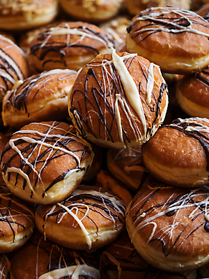 포토 JPG 해외이미지 디저트 실내 사람없음 갈색 쌓기 여러개 도넛 해외포토 음식 컬러 다수 모션 내부 파일형식 이미지허브