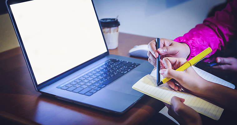 포토 JPG 해외이미지 학생 라이프스타일 응시 여자 교육 행복 백그라운드 인터넷 비즈니스 통신 휴식 주택 실내 사람 앉기 동양인 성인 사람없음 노트북 컴퓨터 사무실 뷰티 공책 중국 방 흰색 업무 작업 비즈니스우먼 자신감 무선전화기 온라인 해외포토 시선 감정 아시아 컬러 컨셉 모션 문구용품 인종 내부 건물 생활 전자제품 직장인 전화기 파일형식 이미지허브