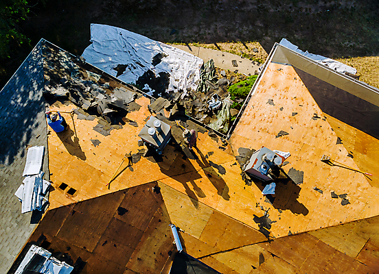 포토 JPG 해외이미지 외관 산업 패턴 건축양식 하늘 지붕 노동자 주택 사람없음 야외 건물 목재 손상 장비 조약돌 업무 못 수리 위험 옥상 타일 질감 고정 유지 건축업자 계약자 교체 업그레이드 옛날 해외포토 나무 직업 건축물 건축 컨셉 무늬 재료 돌_바위 공구 작업 계약 파일형식 이미지허브