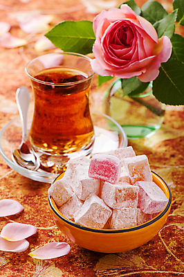 포토 JPG 해외이미지 그릇 꽃잎 실내 사람없음 아웃포커스 장미 꽃병 달콤 찻잔 티스푼 컵받침 담기 로쿰 갈색배경 해외포토 식기 꽃 백그라운드 모션 디저트 잔 촬영기법 내부 갈색 숟가락 맛 받침대 터키음식 파일형식 이미지허브