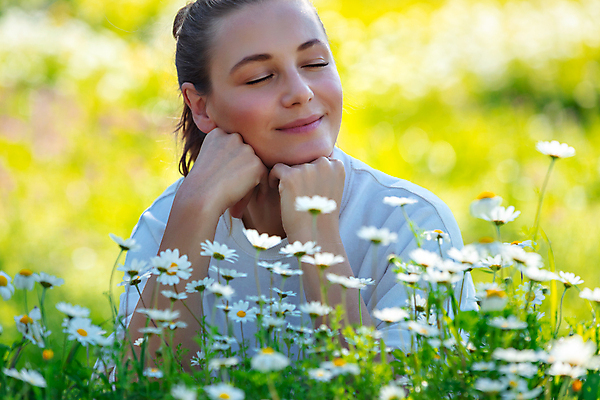 포토 JPG 해외이미지 공원 여자 꽃 행복 얼굴 꽃무늬 밭 자연 휴가 휴식 건강 한명 미소 사람 잔디 야외 여름 청춘 정원 봄 기쁨 꿈 시골 신선 데이지 주말 뒤뜰 캐모마일 해외포토 식물 1 계절 공공시설 감정 컨셉 무늬 농업 표정 신체부위 허브 생태계 파일형식 이미지허브