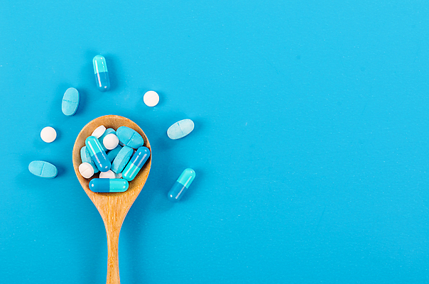 포토 JPG 해외이미지 의학 실내 사람없음 알약 약 파란배경 나무숟가락 해외포토 백그라운드 내부 파란색 숟가락 파일형식 이미지허브