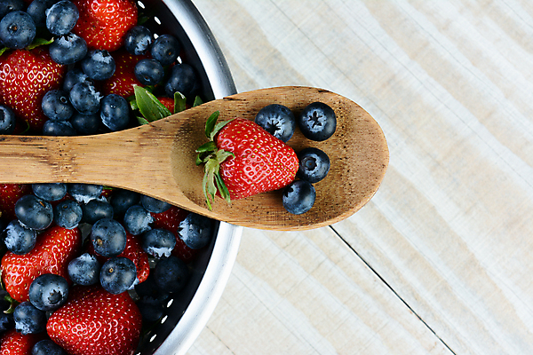 포토 JPG 해외이미지 열매 밭 농업 과일 재료 탁자 딸기 사람없음 목재 가로 빨간색 파란색 주방 숟가락 흰색 시골 신선 사발 선택 달콤 블루베리 각도 머리위 깊이 카피스페이스 해외포토 나무 식물 산업 컬러 가구 컨셉 수저 공백 사기그릇 맛 파일형식 이미지허브