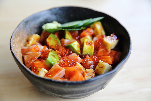 포토 JPG 해외이미지 그릇 조각 실내 사람없음 덮밥 아보카도 연어회 일본음식 나무배경 연어덮밥 해외포토 식기 음식 백그라운드 과일 내부 생선회 연어 파일형식 이미지허브