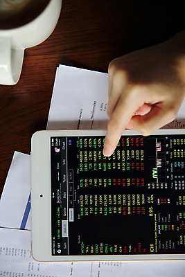 포토 JPG 해외이미지 손 탁자 그래프 신체부위 태블릿 주식 분석 투자 해외포토 가구 컨셉 비즈니스 사람 금융 전자제품 스마트기기 파일형식 이미지허브