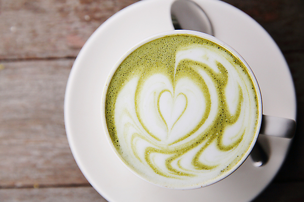 포토 JPG 해외이미지 주간 사람없음 야외 컵 거품 머그컵 티스푼 녹차 컵받침 녹차라떼 라떼아트 말차 나무배경 말차라떼 해외포토 자연요소 식기 백그라운드 차_음료 숟가락 받침대 그림 라떼 파일형식 이미지허브