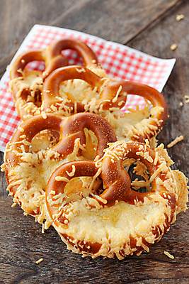 포토 JPG 해외이미지 음식 치즈 사람없음 목재 세로 시골 맛 짠맛 바이에른 브레첼 바이에른사람 해외포토 나무 컨셉 재료 디저트 유제품 독일 파일형식 이미지허브