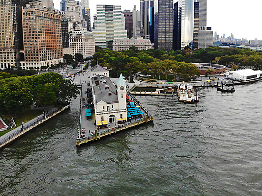 포토 JPG 해외이미지 공원 섬 여행 건축양식 교통시설 하늘 휴가 새로움 풍경 사람없음 야외 건물 물 금융 파란색 강 도시풍경 탑 항구 미국 자유 흰색 깃발 도시 도심 뉴욕 상업 부리 지역 스카이라인 맨해튼 천연기념물 나루 땅바닥 베터리 조감도 허드슨강 해외포토 자연요소 건축물 공공시설 건축 컬러 교통 컨셉 북아메리카 바닥 경제 시설 파일형식 이미지허브