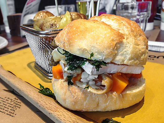 포토 JPG 해외이미지 근접촬영 사람없음 레스토랑 감자튀김 햄버거 트레이너 나무쟁반 튀김망 해외포토 뷰포인트 감자 패스트푸드 쟁반 목재 식당 조리도구 헬스 튀김 파일형식 이미지허브