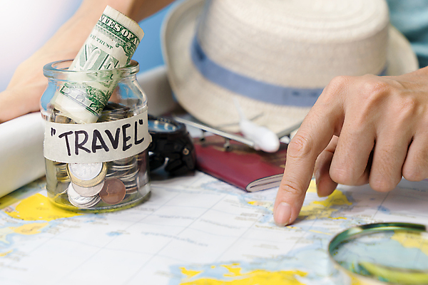 포토 JPG 해외이미지 손 여행 지폐 실내 아웃포커스 신체부위 저축 가리킴 오브젝트 해외포토 돈 촬영기법 사람 손짓 내부 금융 파일형식 이미지허브