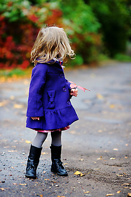 포토 JPG 해외이미지 주간 전신 여자 어린이 낙엽 한명 서기 들기 야외 옆모습 아웃포커스 뒤돌아보기 소녀한명만 해외포토 자연요소 1 뷰포인트 잎 모션 촬영기법 사람 여자한명만 소녀만 파일형식 이미지허브