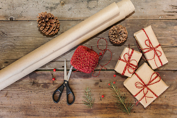 포토 JPG 해외이미지 나무 라이프스타일 종이 백그라운드 크리스마스 겨울 탁자 휴가 새로움 프레임 선물 사람없음 목재 장식 우주 축제 나뭇가지 시골 축하 소나무 실 전나무 해외포토 식물 계절 기념일 가구 컨셉 재료 생활 파일형식 이미지허브