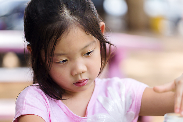 포토 JPG 해외이미지 응시 어린이 컨셉 놀이 한명 관찰 호기심 탐사 개발 해외포토 1 시선 감정 모션 사람 파일형식 이미지허브