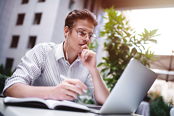 포토 JPG 해외이미지 백인 직업 1 학생 라이프스타일 응시 남자 안경 커피 인터넷 비즈니스 사업가 노동자 아이디어 한명 사람 앉기 성인 노트북 컴퓨터 스크린 공책 웹 카페 타이핑 업무 작업 비즈니스맨 기자 아침식사 디자이너 경영자 온라인 점심식사 감탄 블로거 심각 프로그래머 프리랜서 해외포토 서양인 시선 잡화 음료 컨셉 모션 문구용품 생활 전자제품 상점 식사 직장인 리더 파일형식 이미지허브