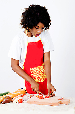 포토 JPG 해외이미지 응시 음식 빵 조각 토마토 탁자 한명 서기 목재 빨간색 흰색 칼 자르기 먹기 아보카도 해외포토 나무 1 시선 컬러 가구 채소 과일 재료 모션 사람 파일형식 이미지허브