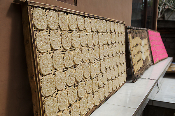 포토 JPG 해외이미지 전통 문화 음식 밥 디저트 건조 요리 사람없음 컬러풀 크래커 케이크 굽기 발리 인도네시아 채식주의자 핸드메이드 힌두교 해외포토 아시아 종교 컬러 섬 쿠키 구이 채식 파일형식 이미지허브