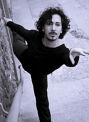 포토 JPG 해외이미지 주간 전신 남자 한명 사람 성인 야외 앞모습 발레 손뻗기 발레리노 성인남자한명만 해외포토 자연요소 1 뷰포인트 모션 춤 남자한명만 성인남자만 파일형식 이미지허브