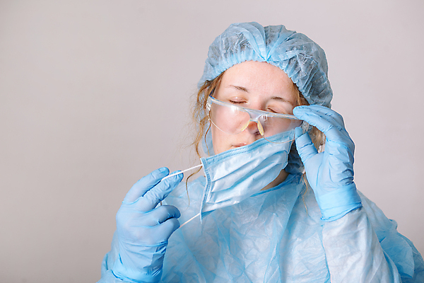 포토 JPG 해외이미지 직업 여자 유럽 장갑 유니폼 생각 건강 병원 피곤 가면 한명 약 간호사 의사 슬픔 잠 작업 바이러스 좌절 보호 질병 고민 예방 업무과다 주사약 외과 테라피 백신 예방접종 예방주사 우울증 전염병 해외포토 1 잡화 옷 감정 나라 컨셉 의학 주사기 사람 뷰티 의료진 업무 접종 파일형식 이미지허브