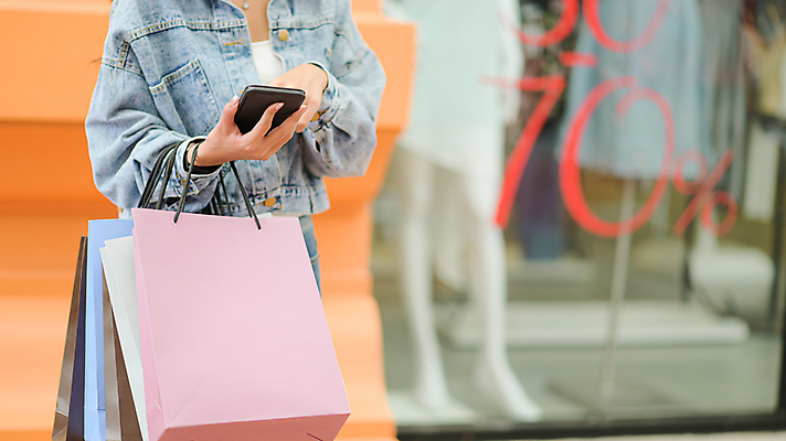 포토 JPG 해외이미지 라이프스타일 옷 여자 행복 인터넷 가방 모바일 함께함 선물 사람 동양인 성인 사람없음 야외 여름 스마트폰 핸드폰 쇼핑 쇼핑백 유행 세일 상점 잡기 도시 구매 쇼핑몰 고객 추수감사절 소매 승진 적재 마케팅 해외포토 잡화 계절 감정 기독교 컨셉 모션 인종 생활 전자제품 스마트기기 파일형식 이미지허브