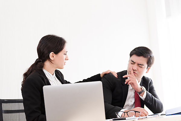 포토 JPG 해외이미지 백인 여자 남자 비즈니스 실내 피곤 상반신 성인 두명 사무실 눈감음 잠 비즈니스맨 비즈니스우먼 찡그림 졸음 낮잠 쉿 업무과다 과로 성인만 깨우기 해외포토 서양인 감정 컨셉 모션 표정 사람 내부 업무 직장인 조용 파일형식 이미지허브