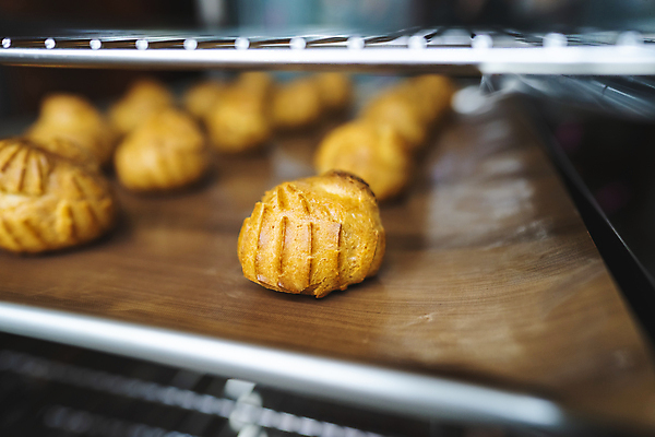 포토 JPG 해외이미지 전통 접시 음식 백그라운드 디저트 요리 사람없음 갈색 케이크 주방 얼음 카페 빵집 흰색 신선 달콤 맛 아침식사 설탕 굽기 가득함 크림 반죽 퍼프 레시피 버터 프랑스어 바닐라 번 커스터드 페스츄리 핸드메이드 해외포토 자연요소 문자 식기 빵 컬러 컨셉 상점 식사 구이 파일형식 이미지허브