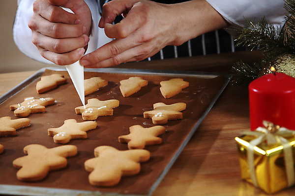 포토 JPG 해외이미지 손 초 쟁반 실내 들기 신체부위 선물상자 쿠키 제과 잡기 그리기 음식데코레이션 진저맨 짤주머니 진저쿠키 해외포토 모션 디저트 선물 사람 내부 상자 제과제빵 제빵도구 파일형식 이미지허브